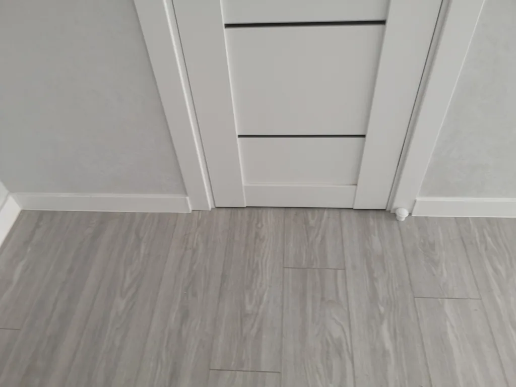 Установка пластикового плинтуса