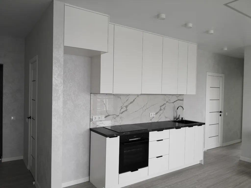 Установка плинтуса пвх на кухне