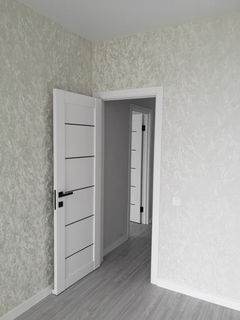 Установка плинтуса пвх в комнате