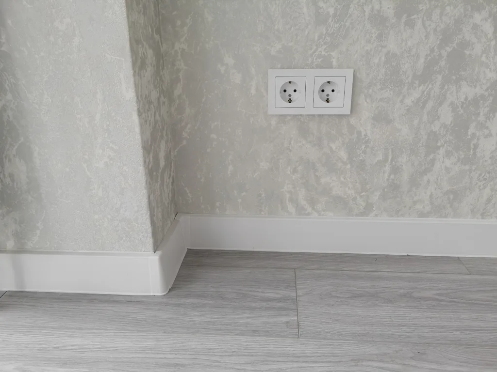 Установка плинтуса пвх в общежитии