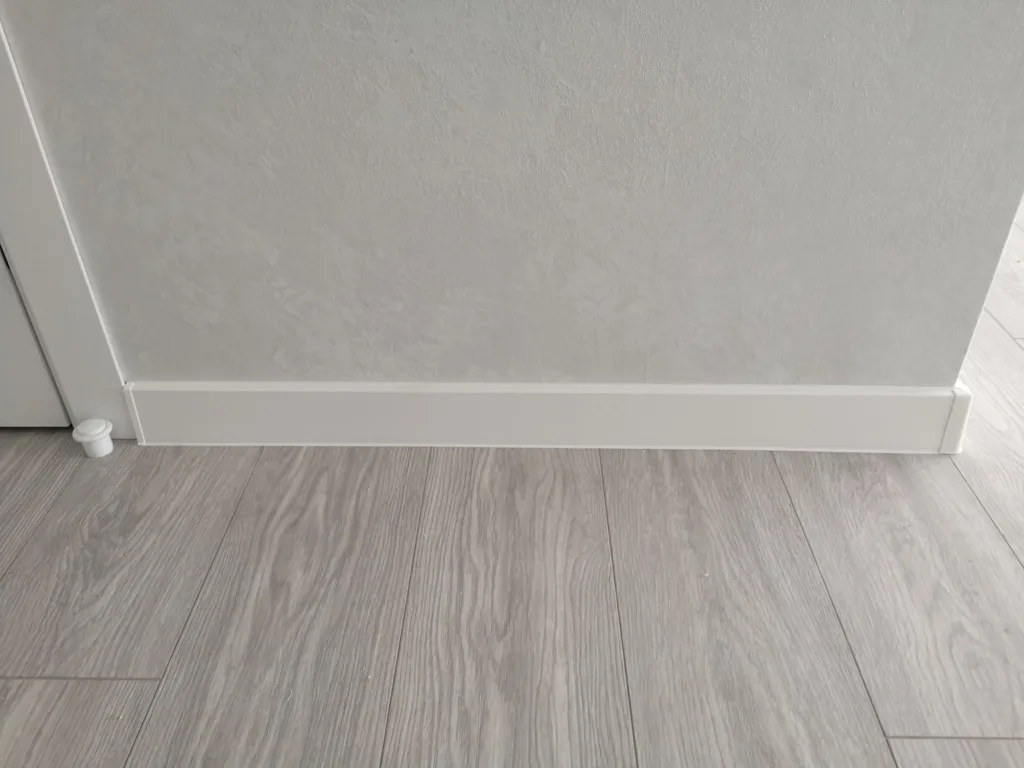 Установка плинтуса пвх в прихожей