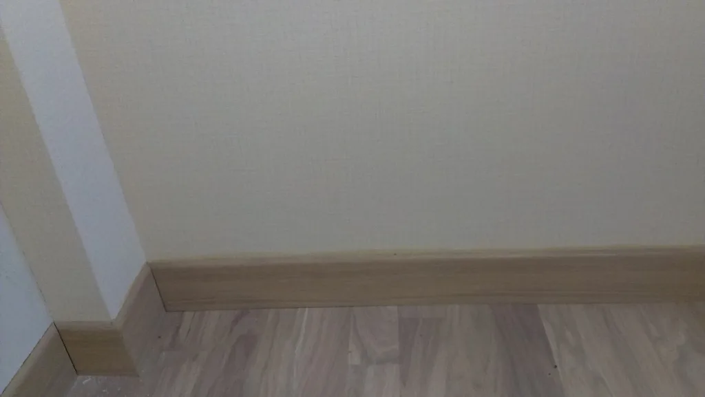 Установка плинтуса в офисе